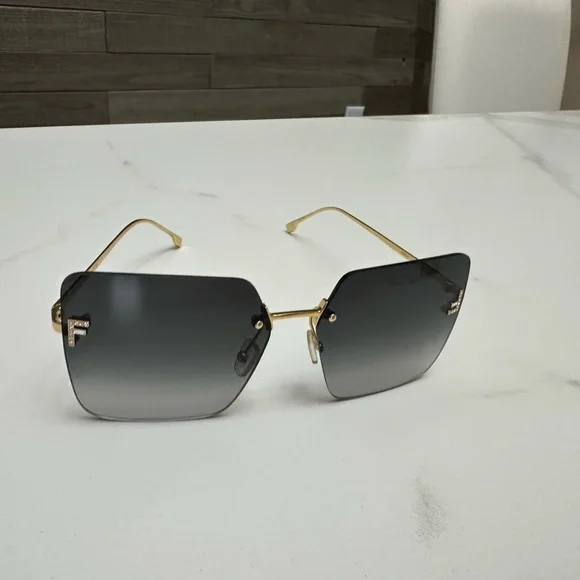 Fendi Oversized Rimless Square Sunglasses - Picture 4 of 12